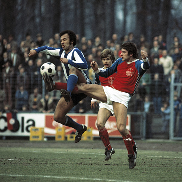 Spielszene, Zweikampf, Erwin Kostedde (Hertha) links und Paul Hahn (05), dahinter Norbert Brinkmann (05), Fussball, Bundesliga, 1975/1976, FC Bayer 05 Uerdingen gegen Hertha BSC Berlin 1:1