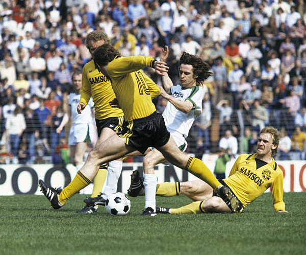 Torfestival im Rheinstadion Duesseldorf, Kampfszene mit Hans-Joachim Wagner (BVB) rechts und Horst Wohlers (MG) 2.v.r., Fussball, Bundesliga, 1977/1978, Borussia Moenchengladbach gegen Borussia Dortmund 12:0