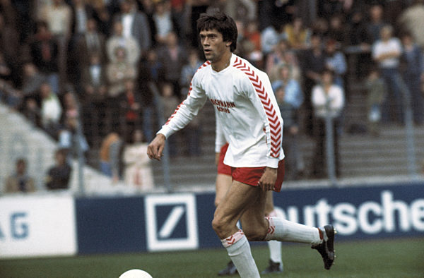 Spielszene, Werner Lorant (RWE) am Ball, Fussball, Bundesliga, 1976/1977, Rot-Weiss Essen gegen Karlsruher SC 3:2