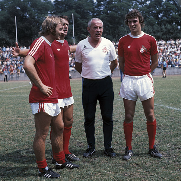 Portraet, v.l.n.r. Roger van Gool, Wolfgang Overath, Trainer Hennes Weisweiler, Dieter Mueller, Fussball, Bundesliga, 1976/1977, Pressetermin 1. FC Koeln, Vorstellung der Mannschaft fuer die neue Saison