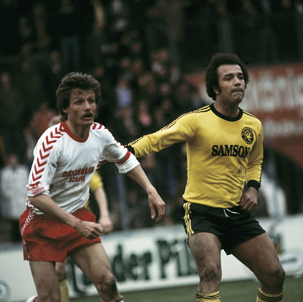 Spielszene, Gerd Woermer (RWE) links und Erwin Kostedde (BVB), Fussball, Bundesliga, 1976/1977, Rot-Weiss Essen gegen Borussia Dortmund 1:5