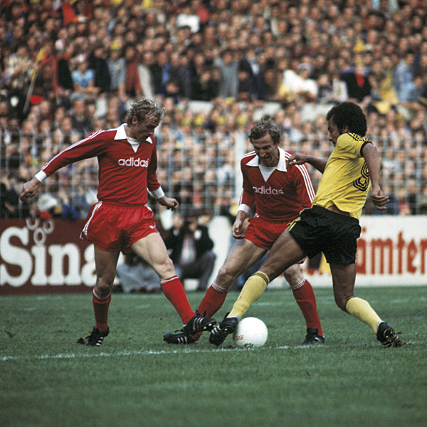 Spielszene, v.l.n.r. Bernd Duernberger (FCB), Georg Schwarzenbeck (FCB), Erwin Kostedde (BVB), Fussball, Bundesliga, 1976/1977, Borussia Dortmund gegen FC Bayern Muenchen 3:3