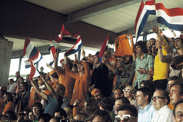 Hollaendische Fussballfans auf der Tribuene feiern den Sieg, Fussball, Weltmeisterschaft, 1974, 1. Finalrunde, Gruppe III, Uruguay gegen Niederlande 0:2