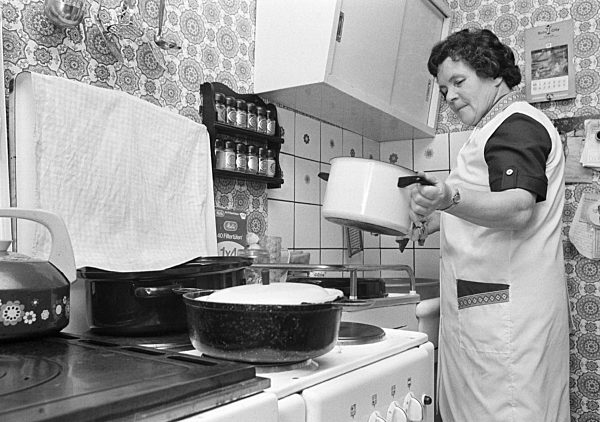 Siebziger Jahre, Menschen, aeltere Frau steht am Kochherd und bereitet das Essen zu, Katharina