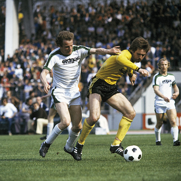 Torfestival im Rheinstadion Duesseldorf, Spielszene, Herbert Wimmer (MG) links und Mirko Votava (BVB), dahinter Berti Vogts (MG), Fussball, Bundesliga, 1977/1978, Borussia Moenchengladbach gegen Borussia Dortmund 12:0