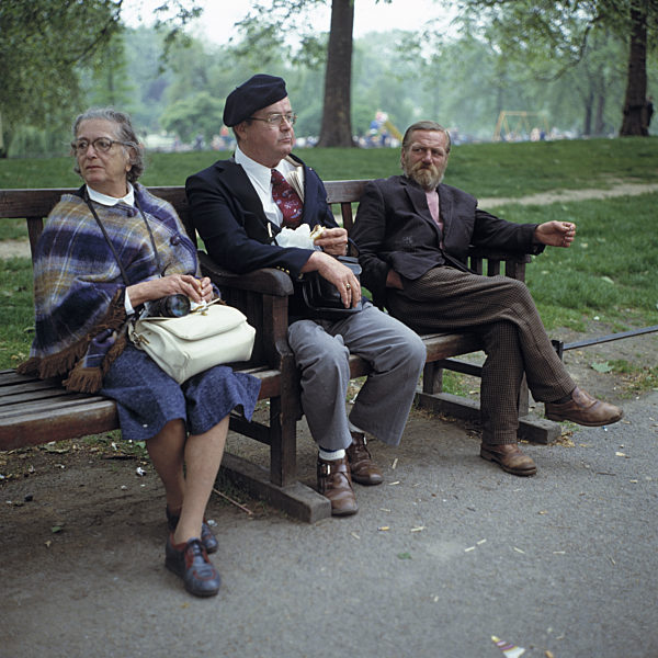 Siebziger Jahre, Menschen, eine Frau und zwei Maenner sitzen auf einer Holzbank am Piccadilly-Circus in London, England, Grossbritannien