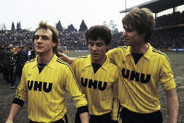 Spielende, Abgang, Dortmunder Spieler freuen sich ueben den Sieg, v.l.n.r. Ruediger Abramczik, Erdal Keser und Ralf Loose, Fussball, Bundesliga, 1981/1982, Borussia Moenchengladbach gegen Borussia Dortmund 0:1