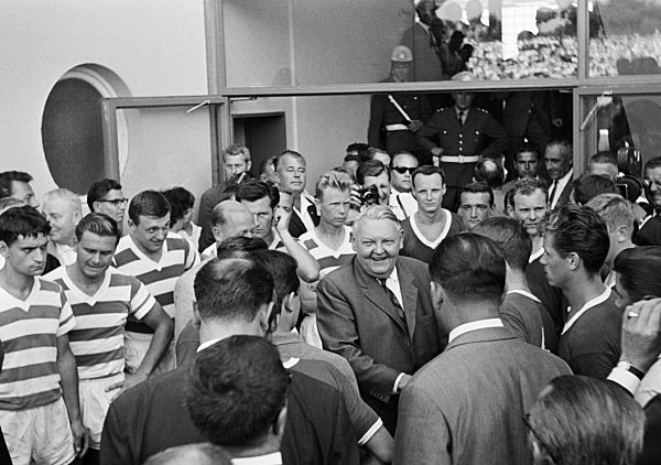 Bundeskanzler Ludwig Erhard als Ehrengast im Wedaustadion Duisburg beim Spiel Meidericher SV gegen 1. FC Kaiserslautern, Bundesliga, Saison 1965/1966