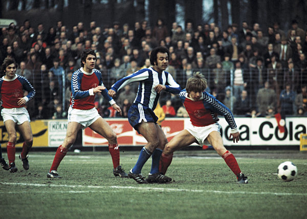 Spielszene, v.l.n.r. Edmund Stieber (05), Paul Hahn (05), Erwin Kostedde (Hertha), Norbert Brinkmann (05), Fussball, Bundesliga, 1975/1976, FC Bayer 05 Uerdingen gegen Hertha BSC Berlin 1:1