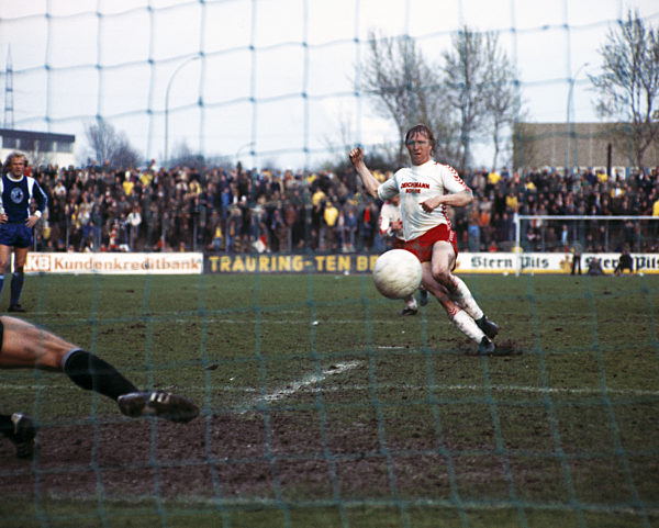 Spielszene, Horst Hrubesch (RWE) erzielt den Ausgleich zum 2:2 per Foulelfmeter, Fussball, Bundesliga, 1976/1977, Rot-Weiss Essen gegen Hertha BSC Berlin 2:2