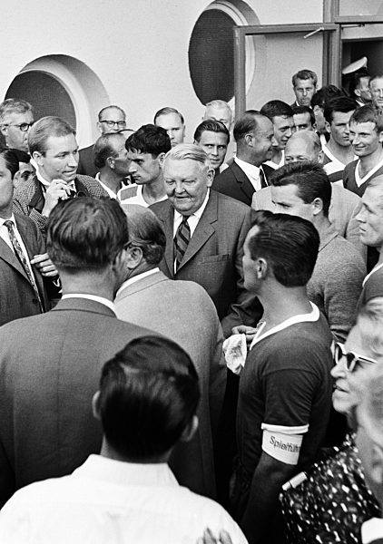 Bundeskanzler Ludwig Erhard als Ehrengast im Wedaustadion Duisburg beim Spiel Meidericher SV gegen 1. FC Kaiserslautern, Bundesliga, Saison 1965/1966