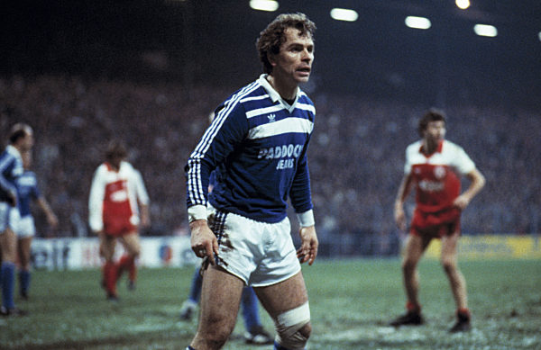 Spielszene, Bernard Dietz (S04), Fussball, 2. Bundesliga, 1983/1984, Rot-Weiss Essen gegen FC Schalke 04 1:1