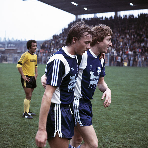 Spielende, Abgang, v.l.n.r. Erwin Kostedde (BVB), Josef Kaczor (VfL), Michael Lameck (VfL), Fussball, Bundesliga, 1976/1977, VfL Bochum gegen Borussia Dortmund 2:1