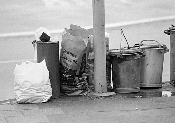 Achtziger Jahre, Oekologie, Muelleimer und Muellsaecke stehen am Strassenrand