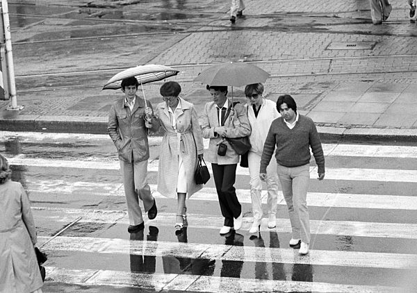 Achtziger Jahre, Wetter, Regen, Menschen machen einen Spaziergang im Regen unter Regenschirmen