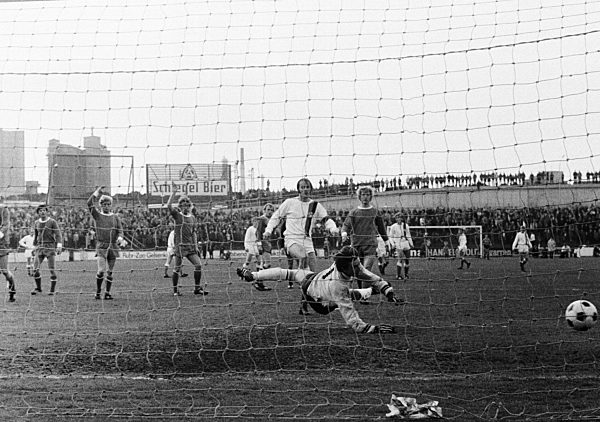 Spielszene aus dem Skandalspiel Schalke 04 gegen Arminia Bielefeld in der Glueckaufkampfbahn Gelsenkirchen, Ausloeser fuer den Bestechungsskandal 1971, Bundesliga, Saison 1970/1971