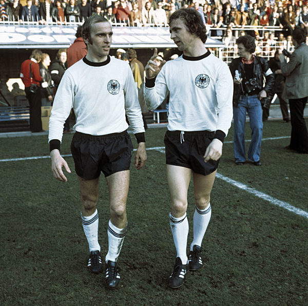 Einlauf, Rueckkehr zur 2. Halbzeit, Erich Beer (DEU) links und Bernd Hoelzenbein (DEU), Fussball, Europameisterschaft, 1976, EM-Qualifikation, Gruppe 8, Deutschland gegen Malta 8:0