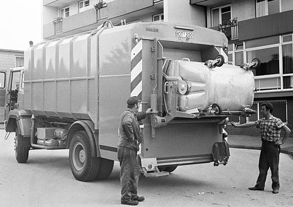 Siebziger Jahre, Umwelt, Abfallbeseitigung, Muellfahrzeug, zwei Muellmaenner entleeren einen Muellcontainer