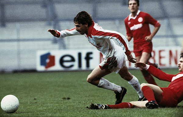 Spielszene, Rudolf Sandner (Kickers) im Zweikampf, Fussball, 2. Bundesliga, 1982/1983, Rot-Weiss Essen gegen Kickers Offenbach 4:2