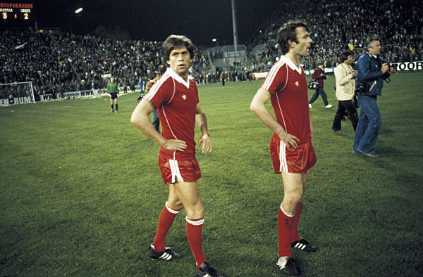 Spielende, Enttaeuschung bei Werner Lorant (Eintracht) links und Karl-Heinz Koerbel (Eintracht), Fussball, UEFA-Pokal, Europa League, 1979/1980, Finale, Hinspiel, Borussia Moenchengladbach gegen Eintracht Frankfurt 3:2