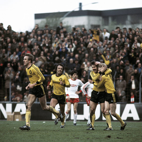 Spielszene, Torjubel BVB nach dem 0:2, v.l.n.r. Burkhard Segler (BVB), Erwin Kostedde (BVB), Werner Lorant (RWE), Peter Geyer (BVB) und Torschuetze Manfred Burgsmueller (BVB), Fussball, Bundesliga, 1976/1977, Rot-Weiss Essen gegen Borussia Dortmund 1:5
