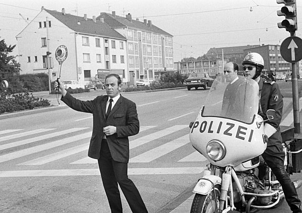 Siebziger Jahre, Strassenverkehr, Verkehrskontrolle durch die Polizei, Bottrop, Ruhrgebiet, Nordrhein-Westfalen