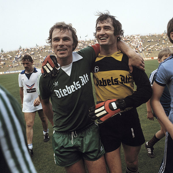 Spielende, Abgang, Torwart Gerhard Heinze (MSV) rechts und Spielfuehrer Bernard Dietz (MSV) freuen sich ueber den Sieg, Enttaeuschung bei Bernd Thiele (S04) links dahinter, Fussball, Bundesliga, 1979/1980, FC Schalke 04 gegen MSV Duisburg 1:2
