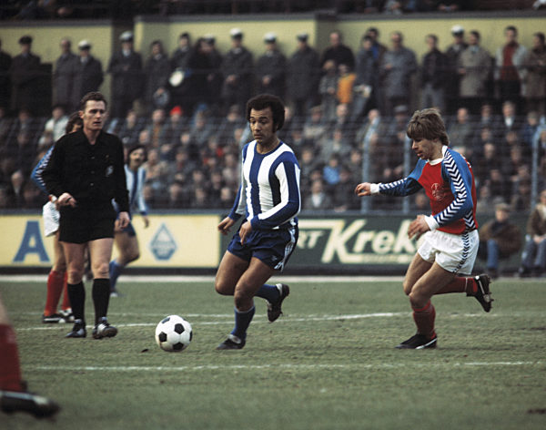 Spielszene, v.l.n.r. Schiedsrichter Guenter Linn, Erwin Kostedde (Hertha), Norbert Brinkmann (05), Fussball, Bundesliga, 1975/1976, FC Bayer 05 Uerdingen gegen Hertha BSC Berlin 1:1
