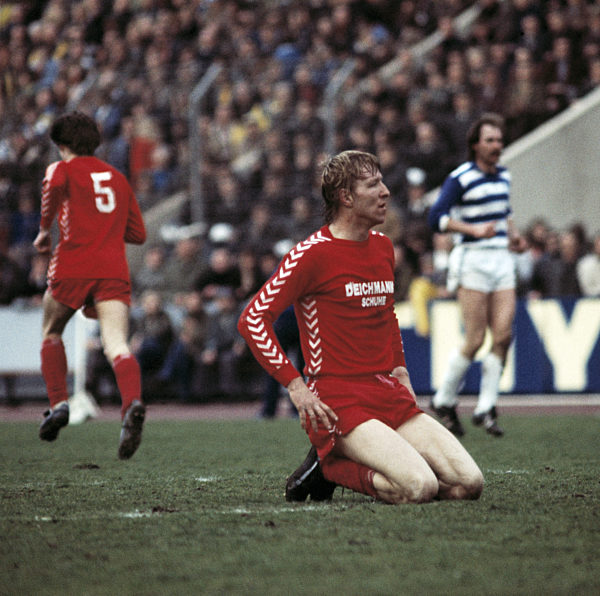 Spielszene, Horst Hrubesch (RWE) kniet am Boden, Fussball, Bundesliga, 1976/1977, MSV Duisburg gegen Rot-Weiss Essen 4:0