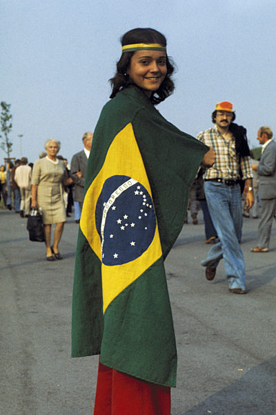 Brasilianischer Fussballfan, junge Brasilianerin bekleidet mit der Brasilianischen Nationalflagge laechelt dem Fotografen zu, Fussball, Weltmeisterschaft, 1974, 1. Finalrunde, Gruppe II, Zaire, Demokratische Republik Kongo gegen Brasilien 0:3