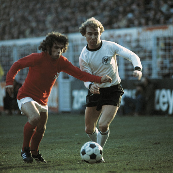 Spielszene, Bernd Hoelzenbein (DEU) rechts, Fussball, Europameisterschaft, 1976, EM-Qualifikation, Gruppe 8, Deutschland gegen Malta 8:0
