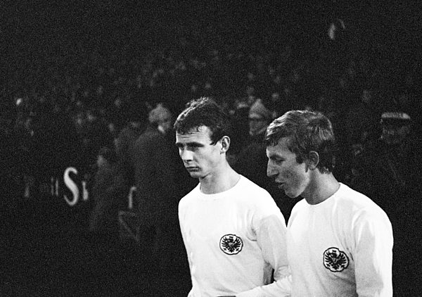 Fussballer beim Spiel Schalke 04 gegen Eintracht Frankfurt, Bundesliga, Saison 1968/1969