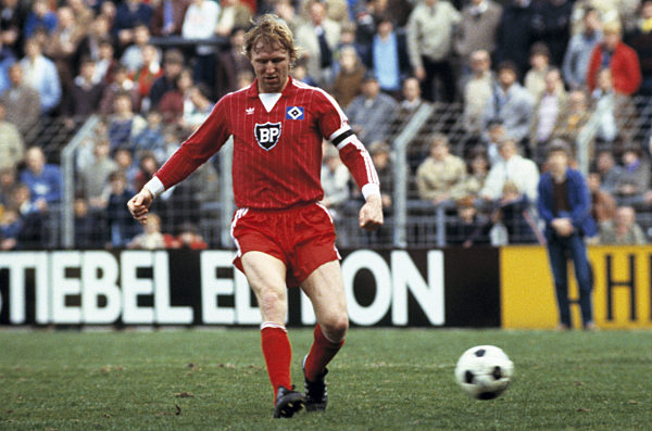 Spielszene, Spielfuehrer Horst Hrubesch (HSV) beim Passspiel, Fussball, Bundesliga, 1981/1982, Borussia Moenchengladbach gegen Hamburger SV 1:3