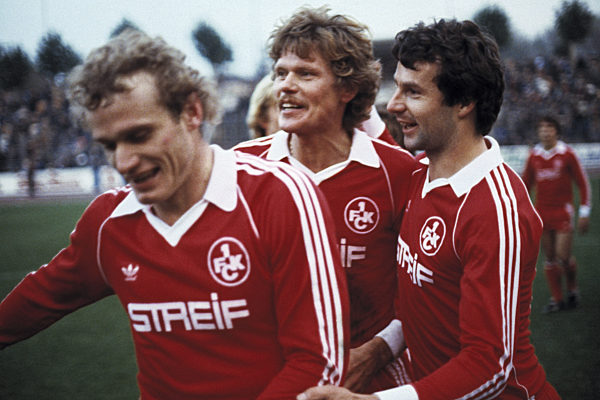 Spielende, Spieler des FCK jubeln ueber den Ausgleichstreffer in der 90. Spielminute, v.l.n.r. Hans-Peter Briegel, Torschuetze Reiner Geye und Peter Schwarz, Fussball, Bundesliga, 1979/1980, MSV Duisburg gegen 1. FC Kaiserslautern 1:1