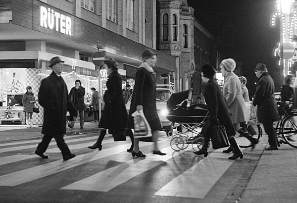 Siebziger Jahre, Menschen beim Einkaufsbummel in einer Fussgaengerzone in Oberhausen, Ruhrgebiet, Nordrhein-Westfalen