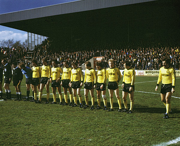 Mannschaftsfoto BVB, v.l.n.r. Torwart Bertram, Meyer, Segler, Kostedde, Hartl, Ackermann, Huber, Wolf, Burgsmueller, Lippens, Geyer, Fussball, Bundesliga, 1976/1977, Rot-Weiss Essen gegen Borussia Dortmund 1:5