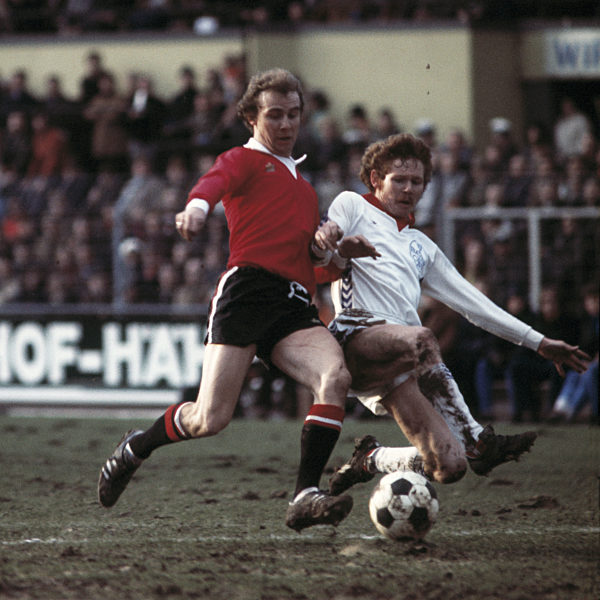 Spielszene, Bernd Hoelzenbein (Eintracht) links und Ludwig Lurz (05), Fussball, DFB-Pokal, 1976/1977, Viertelfinale, FC Bayer 05 Uerdingen gegen Eintracht Frankfurt 6:3 n.V.