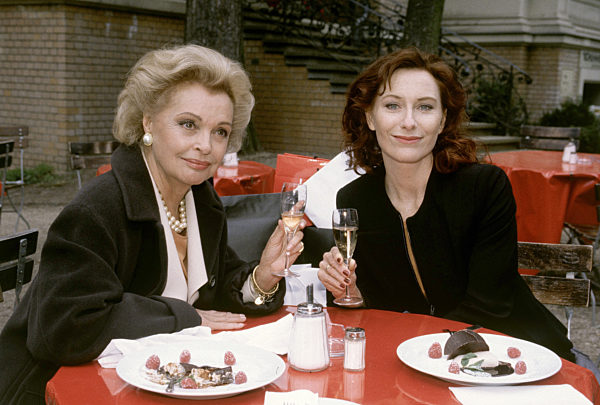 CHAMPAGNER UND KAMILLENTEE