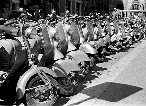 Vespareihe in Rom, Italien ca. 1950