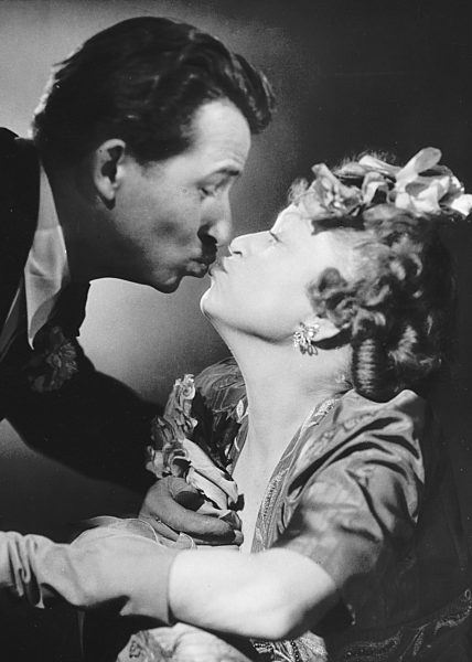 JOHANNES UND DIE 13 SCHÖNHEITSKÖNIGINNEN