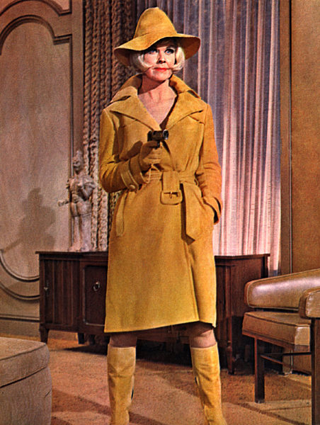 Spion in Spitzenhöschen