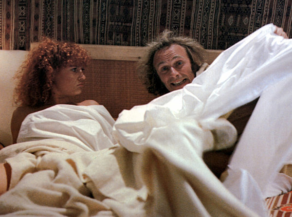 Zwei Kamele auf einem Pferd