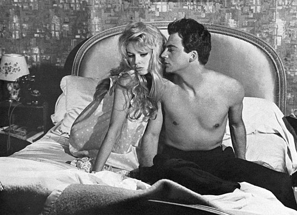 MIT DEN WAFFEN EINER FRAU En cas de malheur