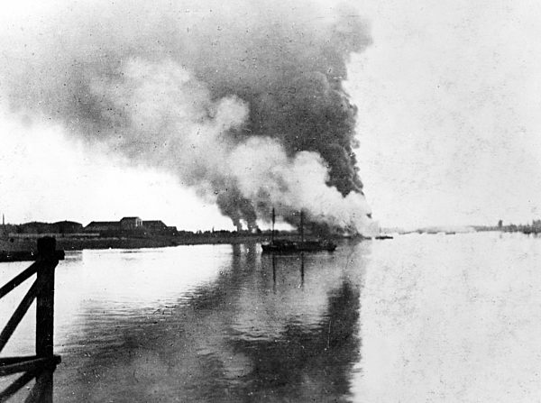 Petrol tanks burned,Antwerp,1914