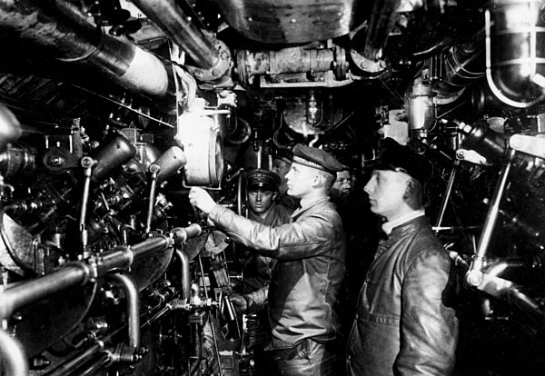 WW1, Erster Weltkrieg/Submarine engine room
