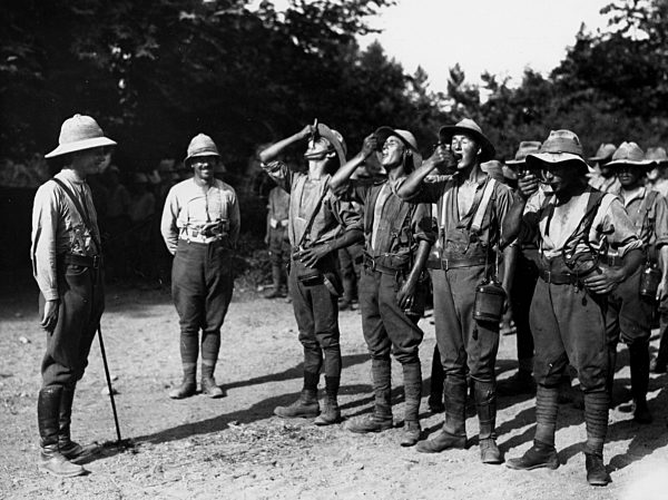 WW1, Erster Weltkrieg: British troops take quinine