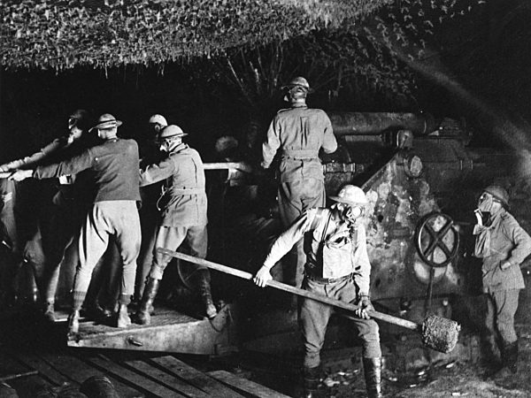 WW1, Erster Weltkrieg: Gunners wearing gas masks