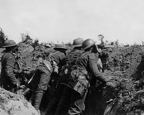 WW1, Erster Weltkrieg: Troops in trench