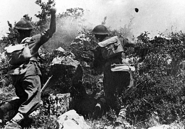 WW2, Zweiter Weltkrieg: Polish troops throw bombs