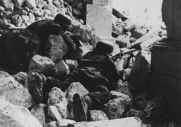 WW2, Zweiter Weltkrieg: German paratroops fighting